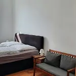 Alt-berliner Schwanenhof Eg Links *