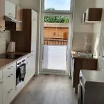 Alt-berliner Schwanenhof Eg Links