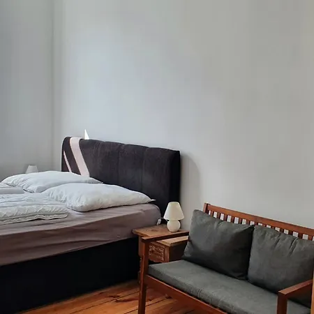 Alt-berliner Schwanenhof Eg Links *