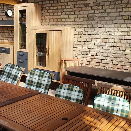 Alt-berliner Schwanenhof Eg Links