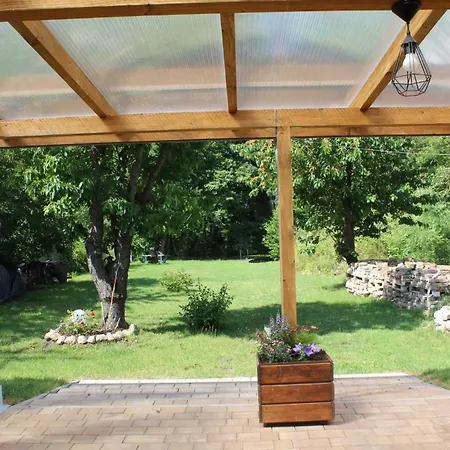 Alt-berliner Schwanenhof Eg Links