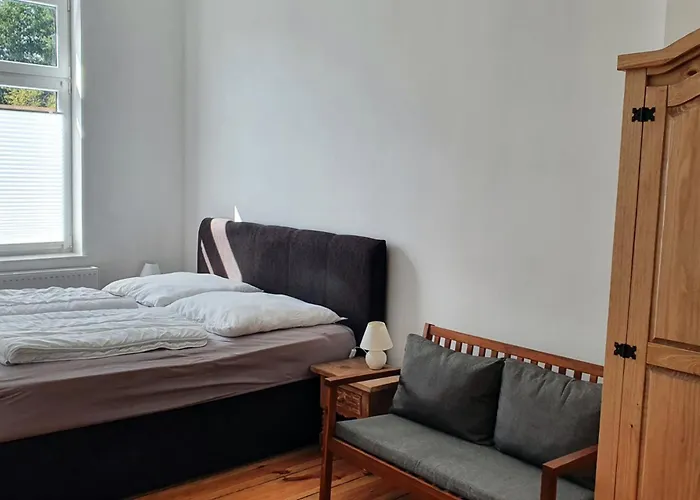 Alt-berliner Schwanenhof Eg Links *