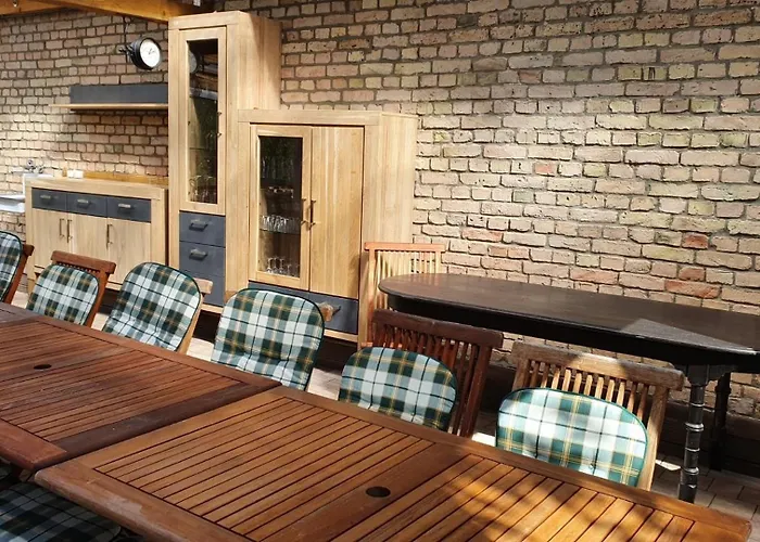 Alt-berliner Schwanenhof Eg Links