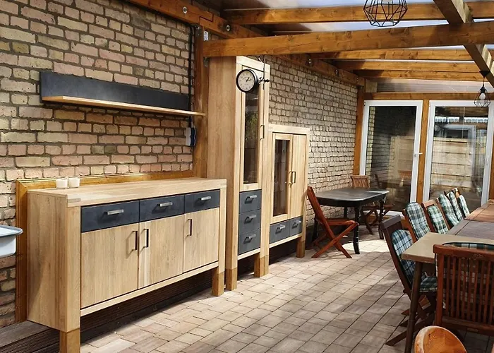 Alt-berliner Schwanenhof Eg Links