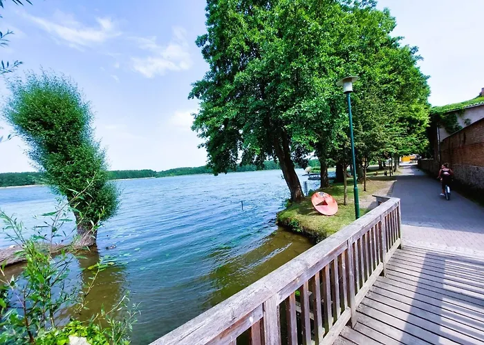 Alt-berliner Schwanenhof Eg Links *